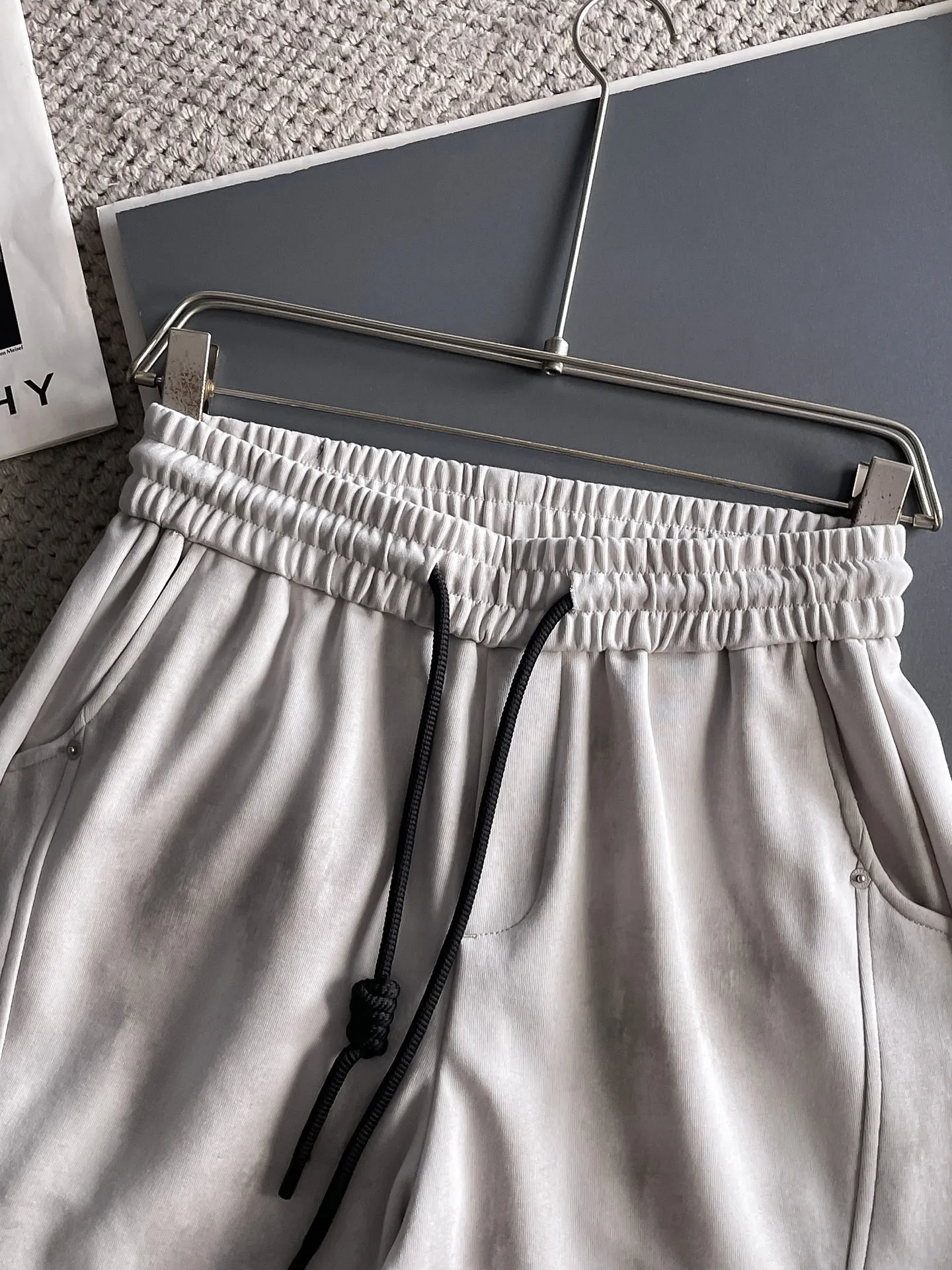 Balenciaga's three-standard complete 2025 summer New Arrival men's casual shorts, advanced custom-made Breathable fabric, Breathable fabric, extremely stretchy and comfortable, impeccable details, top-grade accessories, original logo design concept, delicate and soft feel! The upper body fit is awesome! Size: M-XXXL Please state your height and weight when ordering